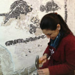 mosaicista al lavoro sulla copia del mosaico via flaminia