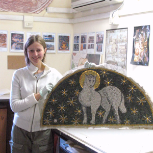 allieva con l'opera realizzata a mosaico bizantino