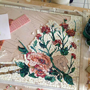 mosaico floreale con tessere industriali