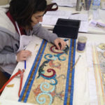 alieva del corso di mosaico industriale che realizza una decorazione