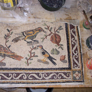 uccelli con greca eseguiti durante il corso di mosaico romano