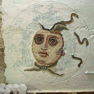 rosone con testa di medusa eseguito durante il corso di mosaico romano