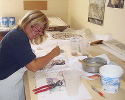 esperienza di una giornata in un laboratorio di mosaico artistico