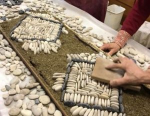 dimostrazioni pratiche dell’antica arte del mosaico a ciottoli a TerrAmelia